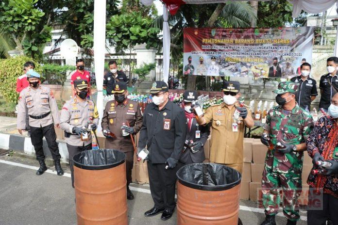 Ketua DPRD Kebumen Saksikan Pemusnahan Ribuan Botol Miras