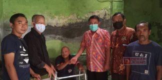 Ketua DPRD Kota Tegal Berikan Alat Bantu Jalan untuk Warga