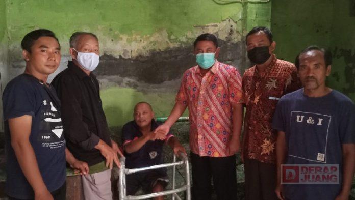 Ketua DPRD Kota Tegal Berikan Alat Bantu Jalan untuk Warga