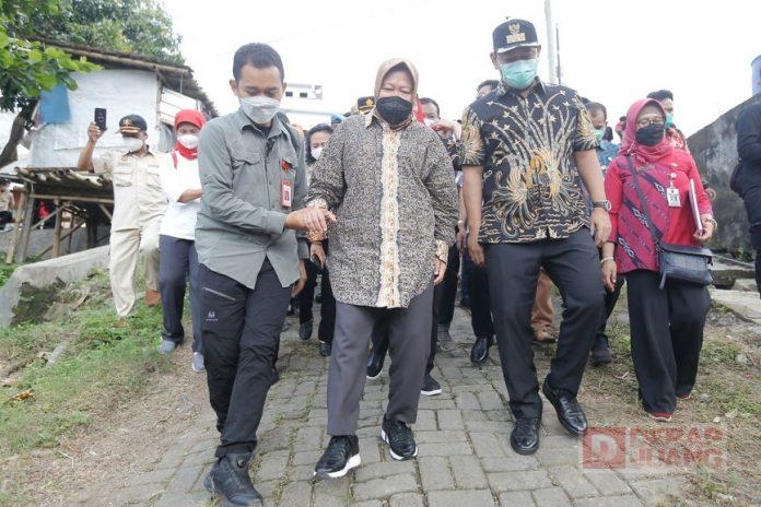 Mas Hendi Dampingi Risma Kunjungi Korban Longsor di Kelurahan Tandang