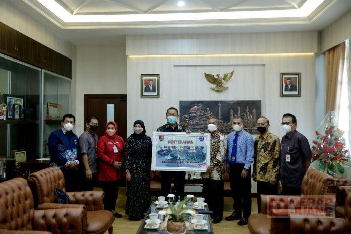 Mas Hendi Serahkan Bantuan Komputer Kepada Yayasan Alumni Undip