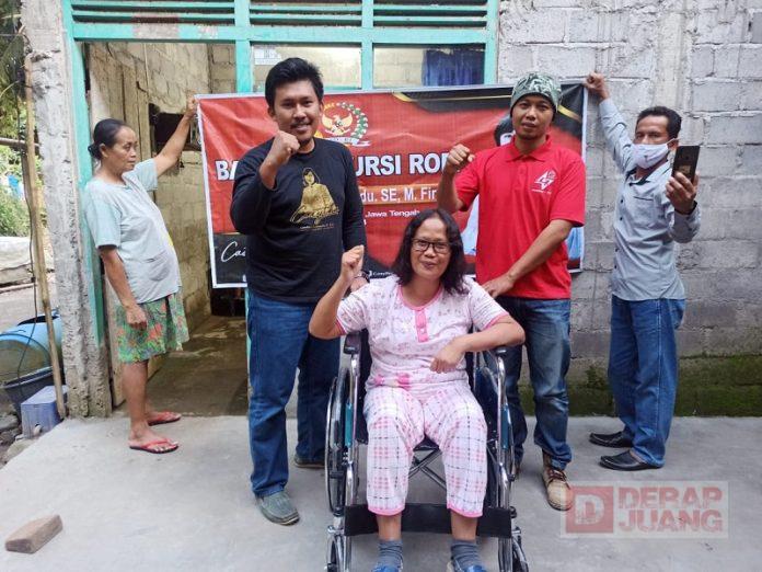 Mbak Casytha Berikan Kursi Roda Untuk Mujiyati (2)