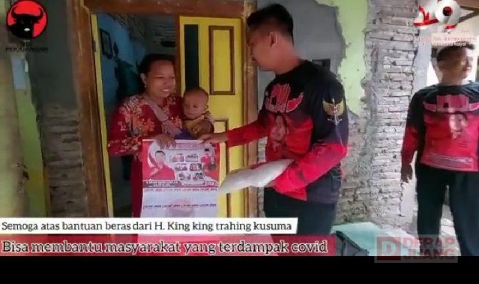 Momentum HUT Partai, Mas Kingking Bagikan Sembako Beras untuk Rakyat (2)
