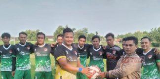 Pacu Semangat, Rokib Berikan Bantuan Bola pada Tim SGP
