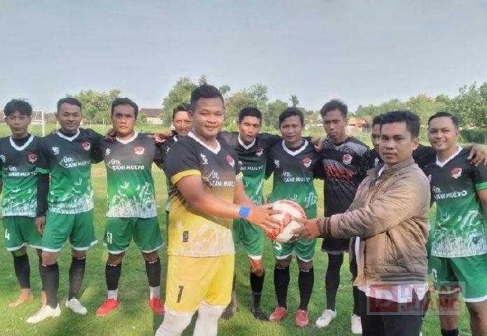 Pacu Semangat, Rokib Berikan Bantuan Bola pada Tim SGP