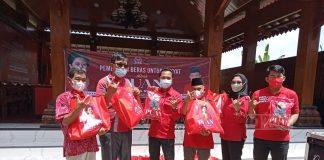 Peduli Kader Partai, Mbak Puan Maharani Bagi Beras Premium