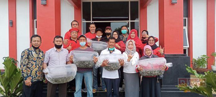 Peduli Kelompok Tani, DPC PDI Perjuangan Banjarnegara Serahkan Bantuan 6000 Benih Ikan Nila