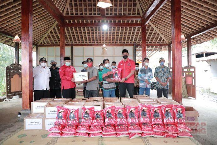 Peduli Masyarakat, Mbak Puan Bagikan Paket Sembako (2)