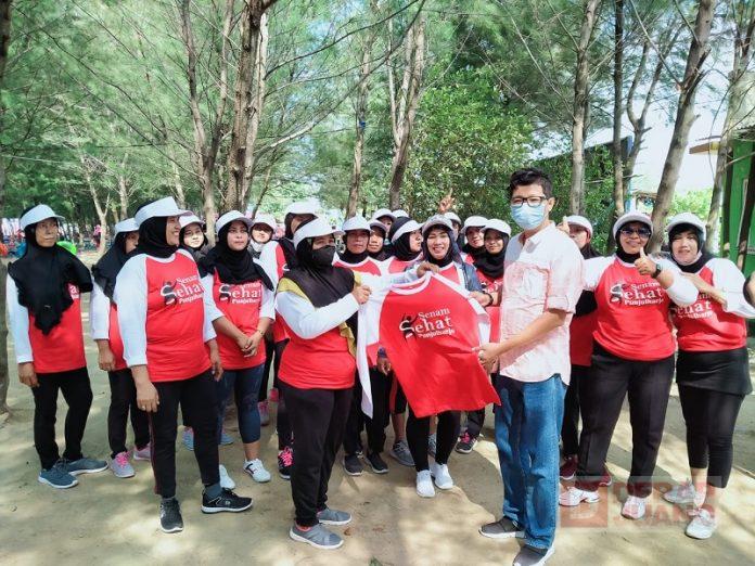Perkuat Lintas Sektor, Donny Bagikan Seragam Senam