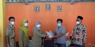 Ristawati Serahkan Bantuan Kursi Roda Ke Warganya