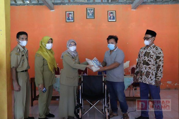 Ristawati Serahkan Bantuan Kursi Roda Ke Warganya