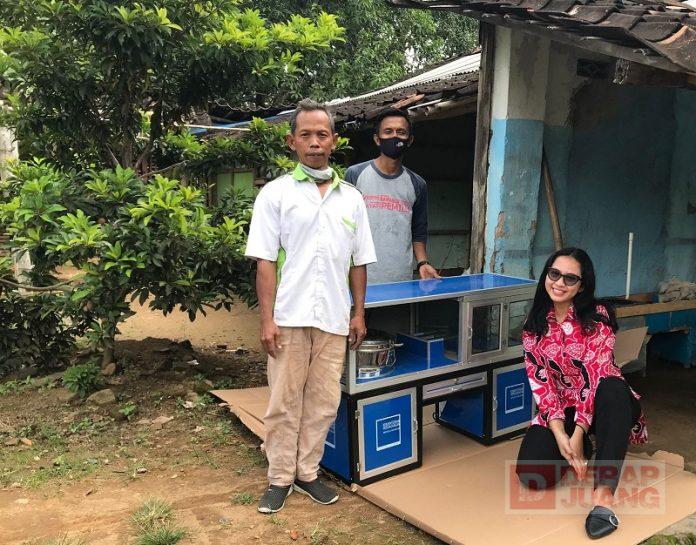 Salurkan Bantuan UMKM, Lea Bentuk Kehadiran Pemerintah (2)