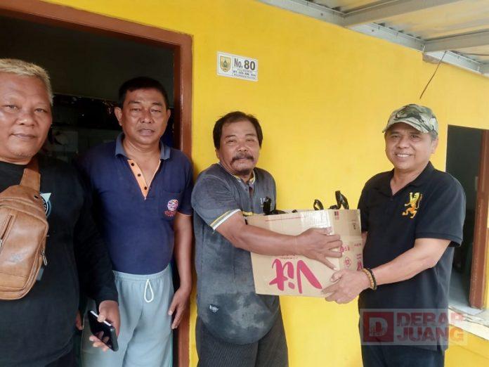 Sambangi BTN Cemplik, Agus Sukoco Bagikan Sembako