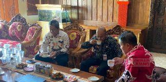 Sambil Minum Teh, Junaedi Jamu Bupati Pemalang di Kediamannya