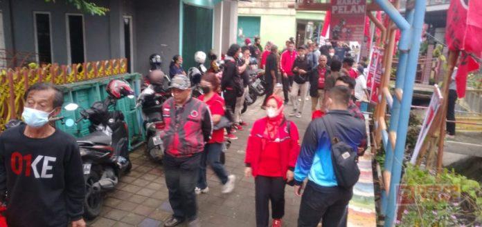 Sambut HUT PDI Perjuangan ke-49, Kader Banteng Tertoguno Pasang Bendera Partai