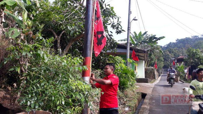 Sambut HUT PDI Perjuangan ke-49, Ranting Desa Randegan Pasang Bendera Partai