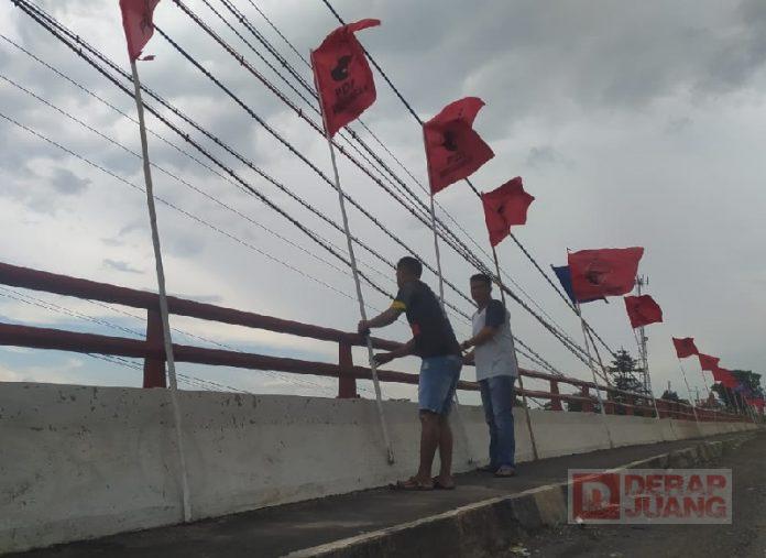 Sambut HUT Partai, PAC PDI Perjuangan Gringsing Pasang 200 Bendera