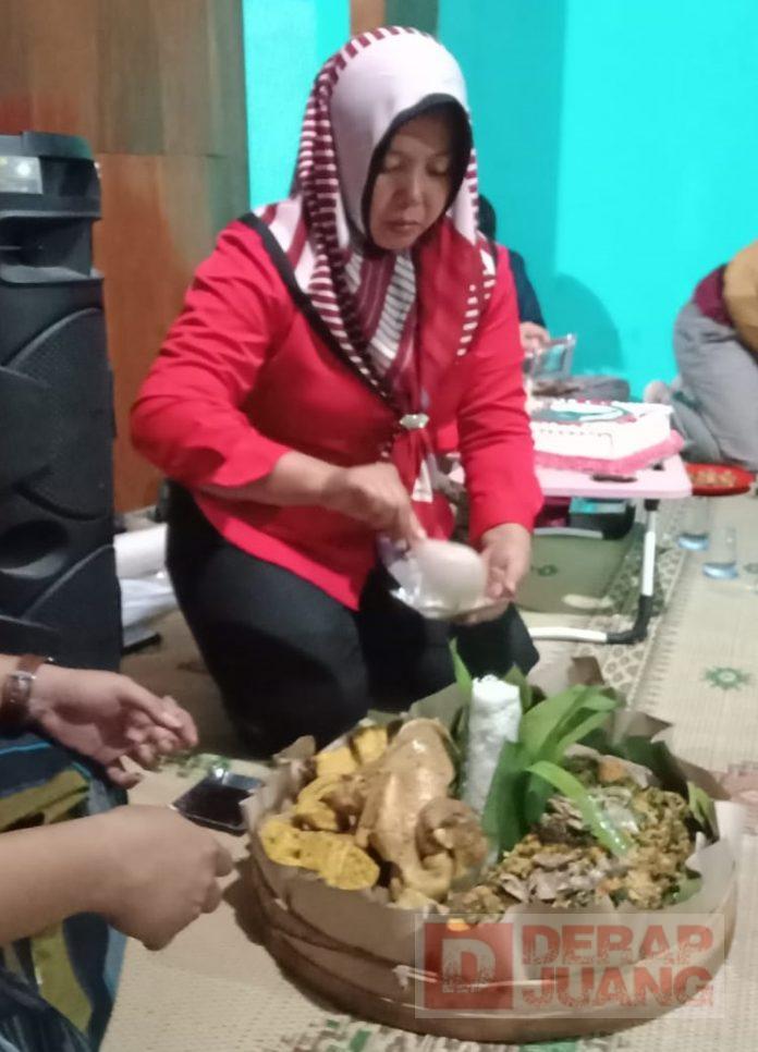 Semarakkan HUT PDI Perjuangan ke-49, PAC Kaliwungu Potong Tumpeng