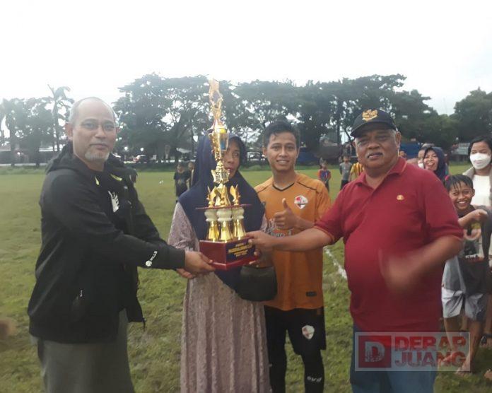 Serahkan Hadiah Turnamen Sepakbola, Memet Said Motor Penggerak Bangkitnya Olahraga