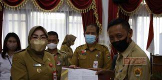 Serahkan SK Pensiun, Bupati Grobogan: Tetap Harus Produktif di Masyarakat