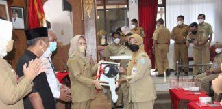 Setor PBB Tercepat, Bupati Tiwi Berikan Penghargaan Kepada Dua Desa