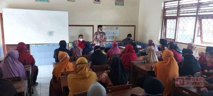 Sugiarto Berikan Bantuan PIP Di SDN 1 Pengkok (2)