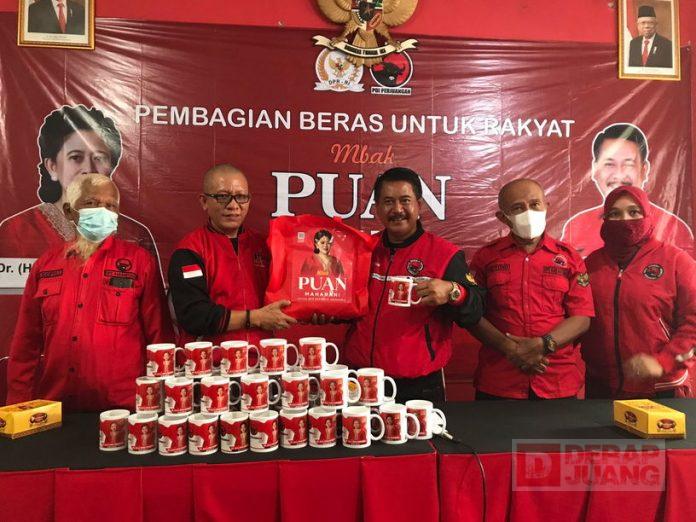 Sunarna Salurkan Bantuan Beras dari Mbak Puan di Banyumas