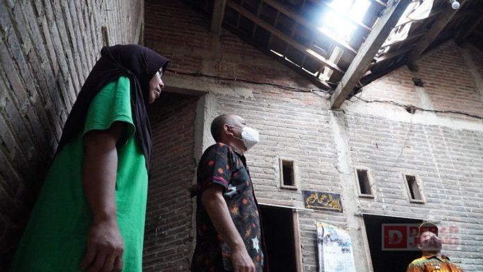 Tilik Korban Angin Puting Beliung, Andi Serahkan Sejumlah Bantuan