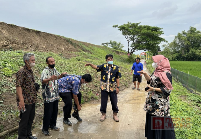 Tilik Tanggul Longsor, Tatiek Siapkan Alternatif Penanganan Cepat