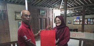 Peduli Kader Partai, Mbak Casytha Berikan Bingkisan