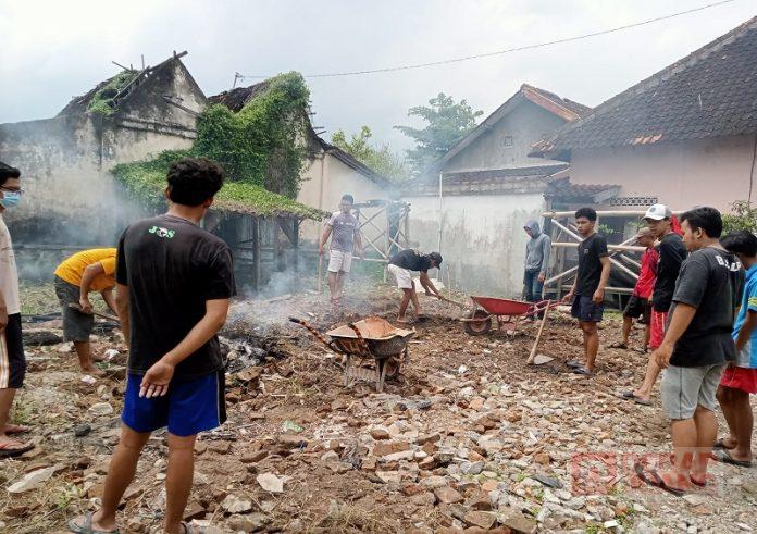 Adi Nur Cholis Pimpin Gotong Royong Bangun Area Olahraga