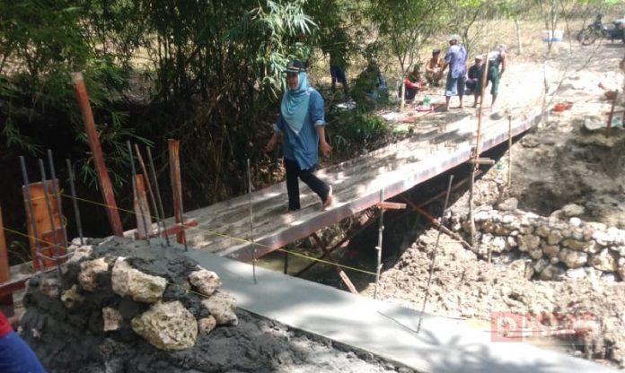 Bibi Hastuti Monitoring Pembangunan Jembatan