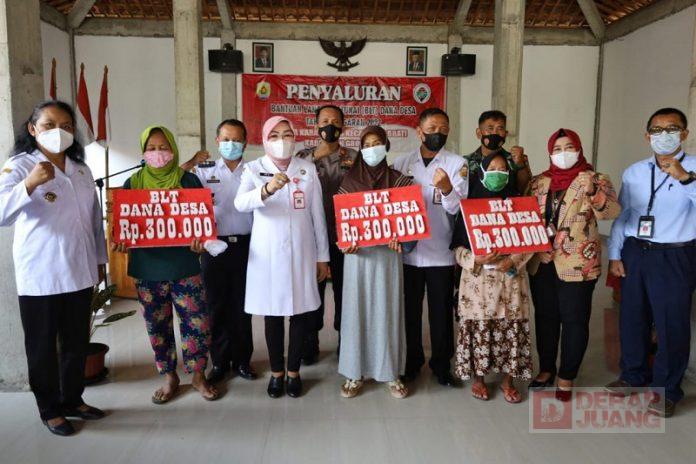 Bupati Grobogan Serahkan BLT Tahun Anggaran 2022