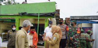Bupati Tiwi Tinjau Dampak Angin Puting Beliung di Desa Karanggedang
