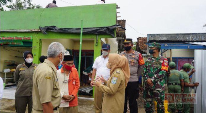 Bupati Tiwi Tinjau Dampak Angin Puting Beliung di Desa Karanggedang