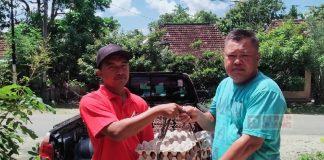 DPC PDI Perjuangan Rembang Bagikan Telur dari Mbak Casytha