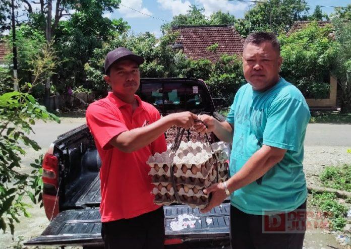DPC PDI Perjuangan Rembang Bagikan Telur dari Mbak Casytha