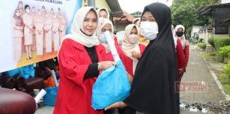 Februari Nggregesi, Eli Riyanti Bagikan 100 Paket Sembako untuk Warga