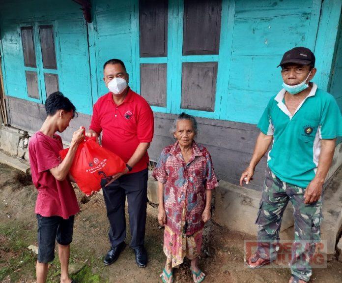Hadirkan Senyum Indah, Harris Turino Bagikan Minyak Goreng Beserta Sembako