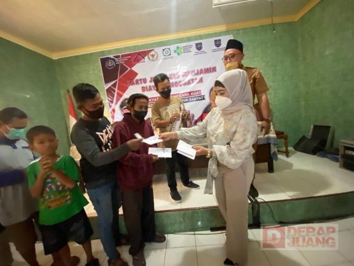 Keliling Desa, Dewi Aryani Bagikan JKN-KIS untuk Warga Tidak Mampu,