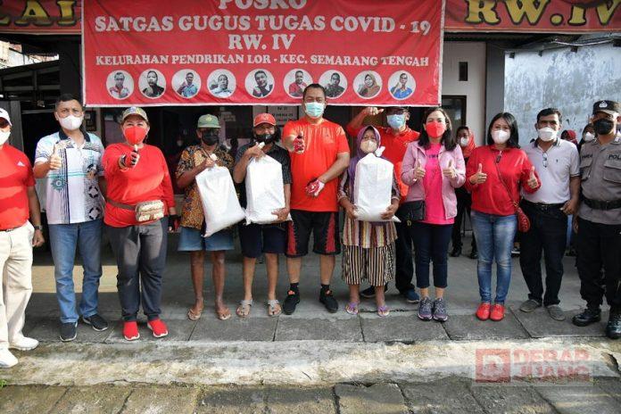 Keliling Naik Sepeda, Mas Hendi Bagikan Sembako Kepada Warga Semarang