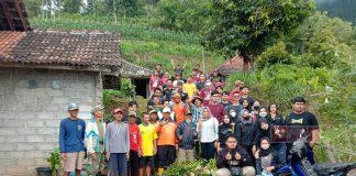 Mariji Gandeng Mbah Sadiman Tanam Pohon Di Lereng Lawu