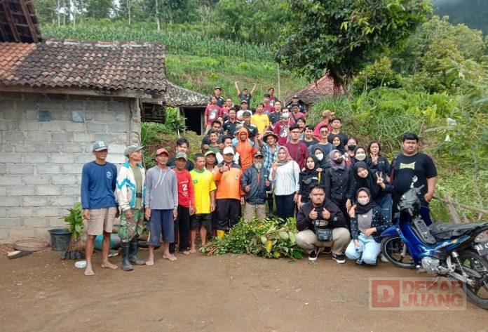 Mariji Gandeng Mbah Sadiman Tanam Pohon Di Lereng Lawu