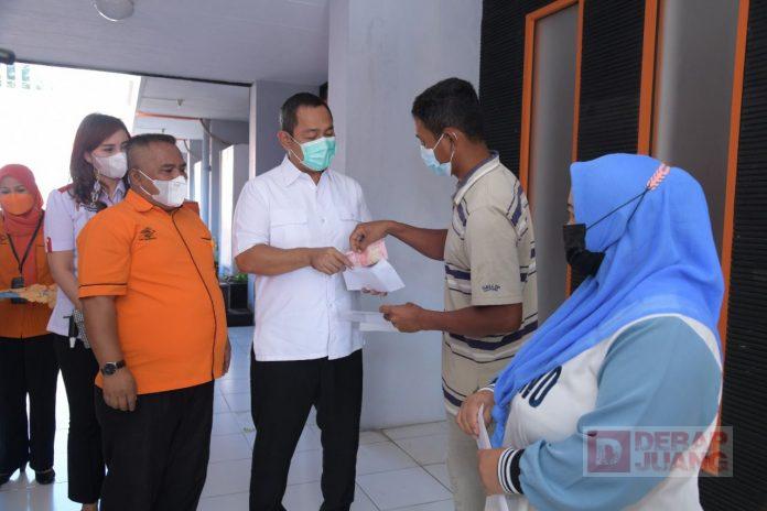 Mas Hendi Kawal Penyaluran Bantuan Sosial Pemerintah Pusat di Kota Semarang