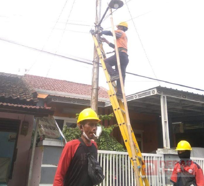 Melalui Pokir, Memet Said Berikan PJU di Kelurahan Kagok