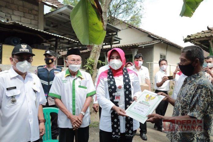 Peduli Disabilitas, Bupati Klaten Salurkan Bantuan Tunai (2)