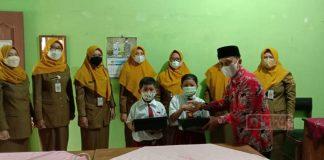 Purwadi Salurkan Bantuan Sepatu untuk Siswa Yatim