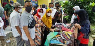Rila Martini Dukung Pengembangan Kain Tenun Khas Seboro