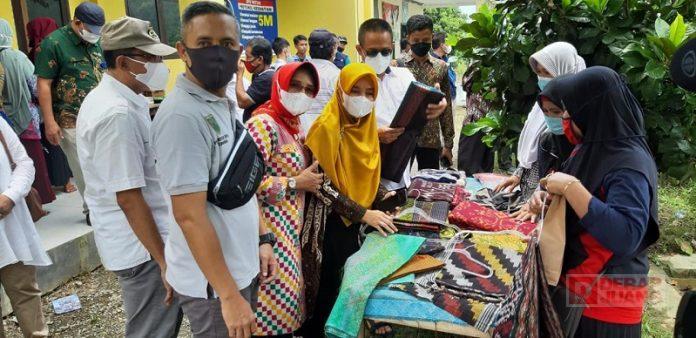 Rila Martini Dukung Pengembangan Kain Tenun Khas Seboro