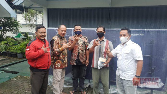 Sadewo Berikan Bantuan Meja Pingpong Kepada Kader Ranting Klapasawit